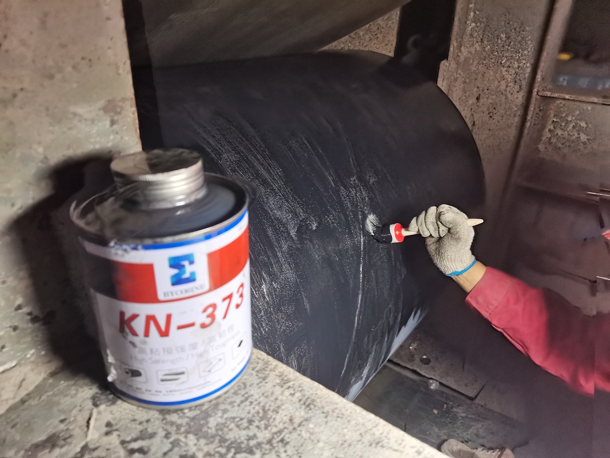 滚筒包胶冷粘胶推荐：KN373，粘接力强避免胶板脱落
